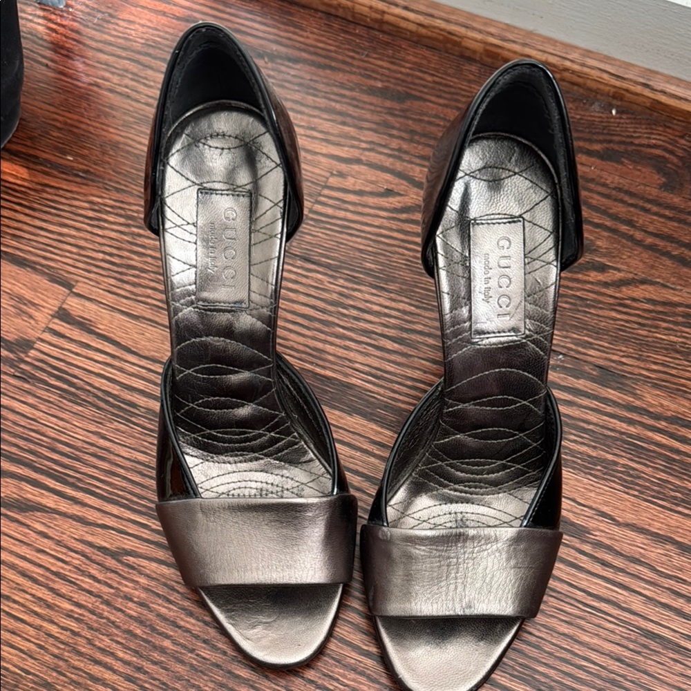 Gucci Women's Black and Silver Open-Toe Shoes